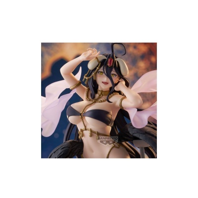 Figura colecionável feminina de plástico com roupa preta e dourada e asas negras