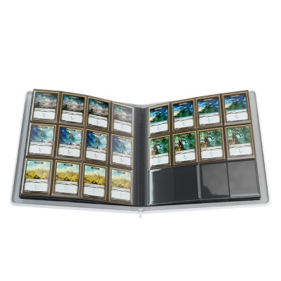 Álbum preto com cartas de jogo colecionáveis organizadas em bolsas transparentes