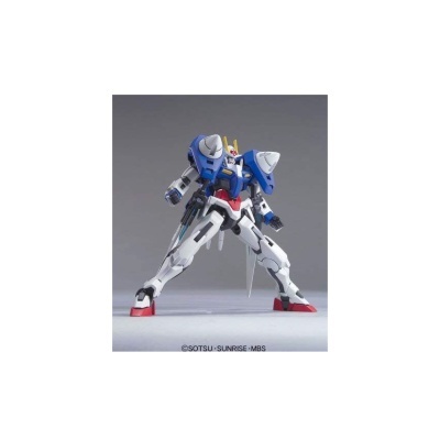 Figura articulada de robô mecha azul, branco e vermelho com ombreiras grandes.