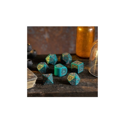 Dados de RPG azuis com detalhes dourados sobre mesa de madeira, garrafa âmbar e cúpula de vidro ao fundo