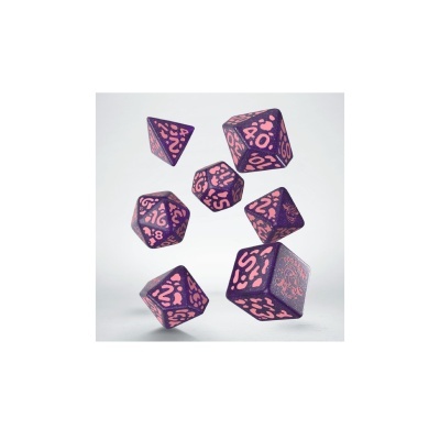 Dados poliédricos roxos com números rosa e símbolo de caveira