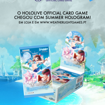 Promoção do jogo de cartas hololive OFFICIAL CARD GAME SUMMER HOLOGRAM com caixa e baralho em fundo marítimo
