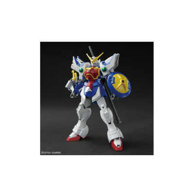 Figura robótica Gundam colorida com escudo em fundo preto