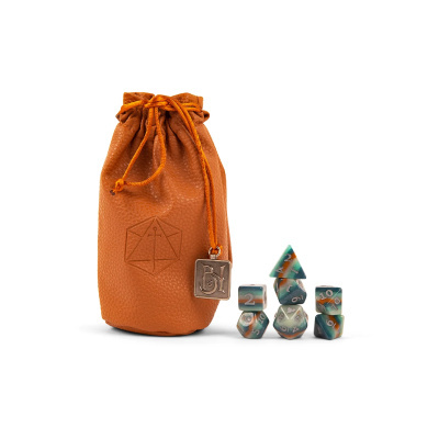 Dados coloridos e bolsa de couro castanha com cordão