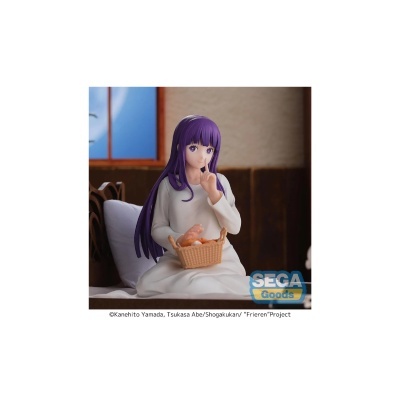 Figura de personagem anime com cabelo roxo sentada na cama com cesta de pães