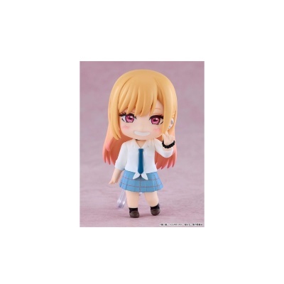 Figura colecionável anime cabelo loiro saia azul fundo rosa