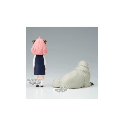 Figura de ação de personagem com cabelo rosa e figura cinzenta ao lado