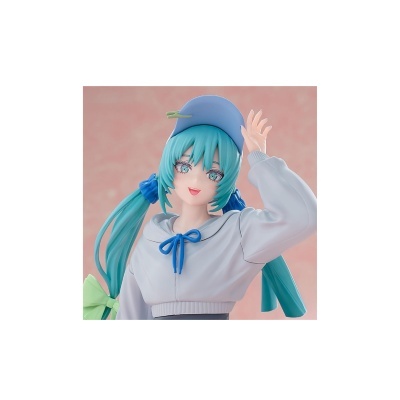 Figura de personagem feminina com cabelo azul e roupa casual, boné azul e fundo rosa