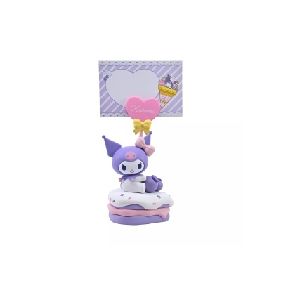 Figura decorativa de personagem roxo sentado em almofadas com balão em forma de coração e suporte lilás às riscas