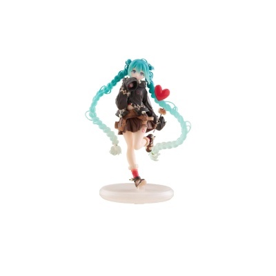 Figura colecionável personagem anime de cabelo azul claro, casaco preto e saia castanha com balão vermelho em coração.