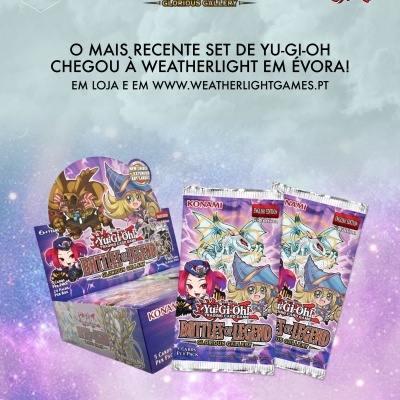 Cartas de trading Yu-Gi-Oh Battles of Legend Glorious Gallery no expositor lilás com personagens e textos em inglês e português