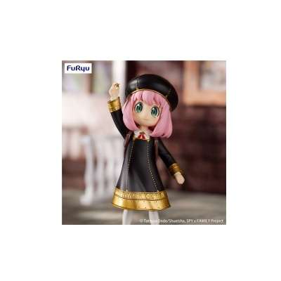 Figura colecionável de personagem com cabelo rosa, roupa preta e dourada, e boina preta