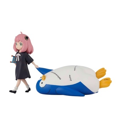 Estatueta de personagem com cabelo cor de rosa e peluche de pinguim