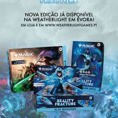 Imagem promocional de cartas de Magic: The Gathering edição Reality Fracture com texto em português português anunciante nova edição disponível.