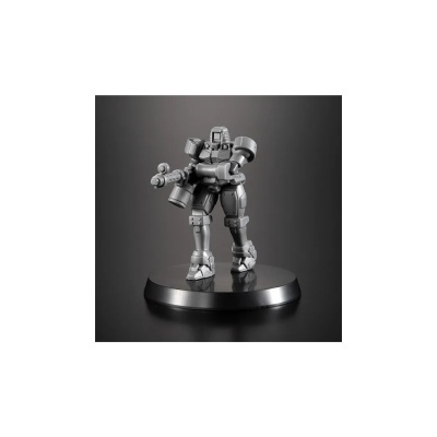 Figura robótica metálica cinzenta sobre suporte preto