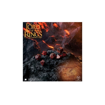 Conjunto de dados poliedros vermelhos e pretos no cenário de lava com texto THE LORD OF THE RINGS