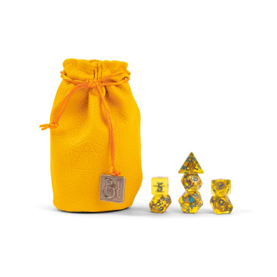 Saco de couro amarelo com dados translúcidos amarelos em fundo branco