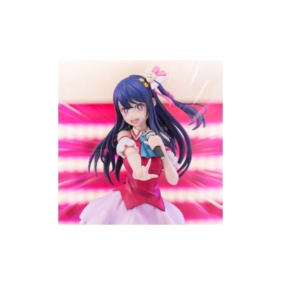 Figura feminina com vestido rosa e cabelo azul com microfone