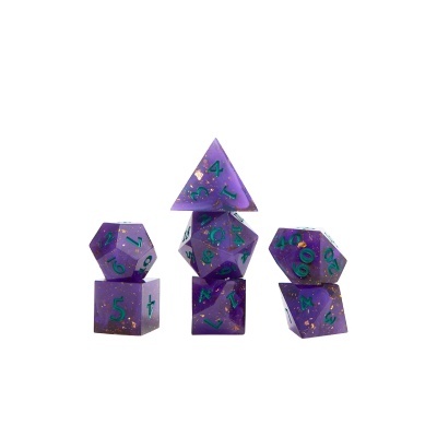 Dados poliédricos de RPG roxos com inclusões douradas e números verdes