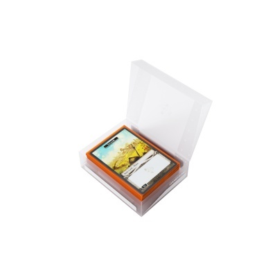 Conjunto de cartas de jogo numa caixa transparente com tampa aberta