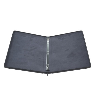 Pasta de argolas preta aberta com interior escuro