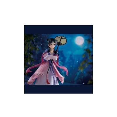 Figura de ação Banpresto vestida tradicionalmente com guarda-chuva num cenário noturno