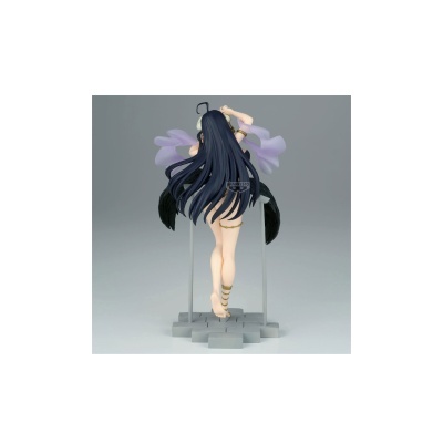 Figura de coleção de personagem feminina com asas negras e base cinza