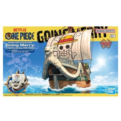 Modelo de navio Going Merry do anime One Piece com vela e proa detalhadas em mar azul