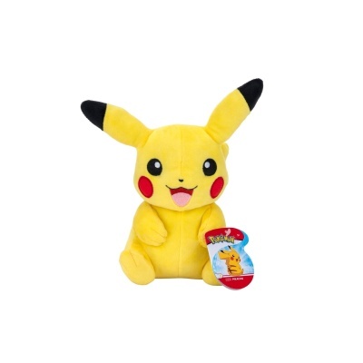 Pelúcia amarela do personagem Pikachu com orelhas pretas e etiqueta da Pokémon