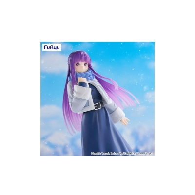 Figura colecionável de personagem feminina com cabelo longo e roxo, vestindo vestido azul escuro e casaco branco