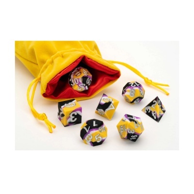 Conjunto de dados poliédricos coloridos com saco de veludo amarelo com interior vermelho