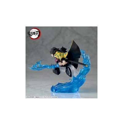 Estátua de personagem de anime com espada e efeito água azul, fundo cinzento