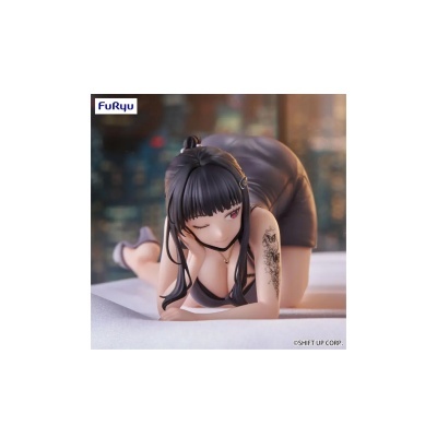 Figura anime com vestido preto e tatuagem ajoelhada interior
