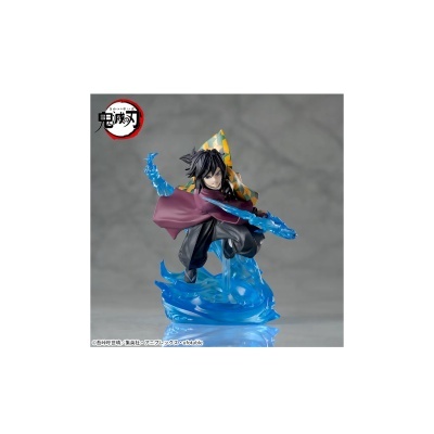 Figura de ação anime com capa roxa e efeito água azul