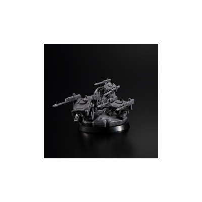 Miniatura de estrutura mecânica cinzenta com armas, em base preta