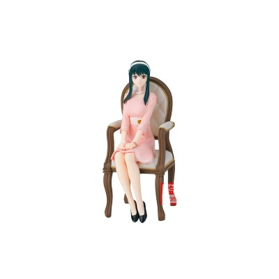 Figura decorativa de mulher sentada numa cadeira de madeira com vestido rosa