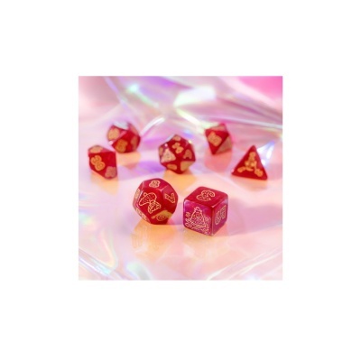 Dados vermelhos com símbolos dourados em superfície iridescente rosa