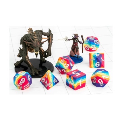 Conjunto de dados poliedros coloridos e miniaturas de jogo de tabuleiro sobre superfície branca com grade.