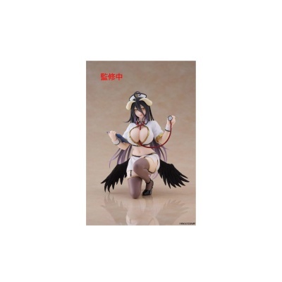 Figura de anime feminina vestida de uniforme branco com asas negras segurando estetoscópio e prancheta