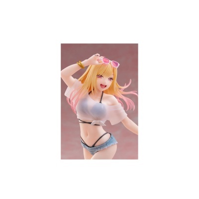 Figura feminina anime com cabelo loiro e rosa, óculos de sol rosa, blusa branca semi-transparente, shorts jeans e bracelete dourado