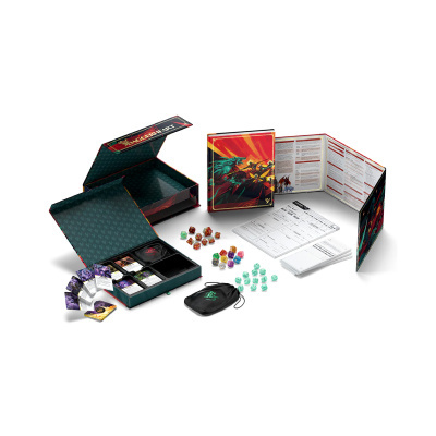 Jogo Daggerheart com caixa, dados, cartas e guias abertos num fundo branco