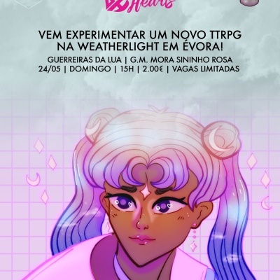Personagem digital com cabelo roxo e azul, colar prateado de lua e pérolas cor-de-rosa, fundo xadrez lilás.