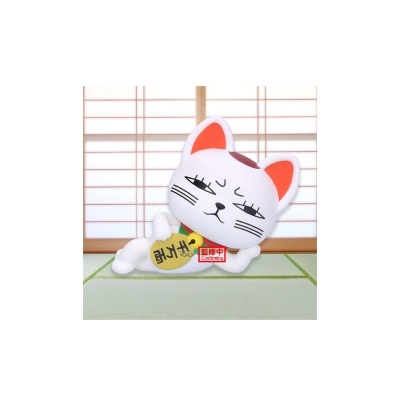 Figura de gato branco de cerâmica com orelhas cor de laranja segurando placa amarela
