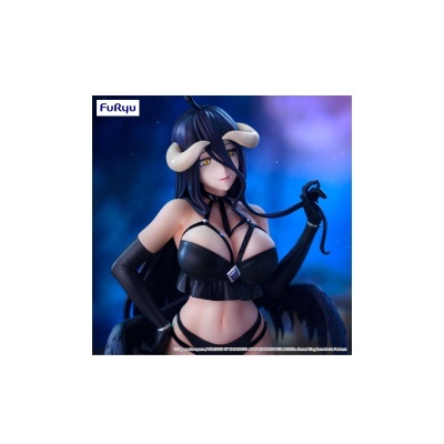 Figura de anime feminina com chifres e roupa preta em fundo azul