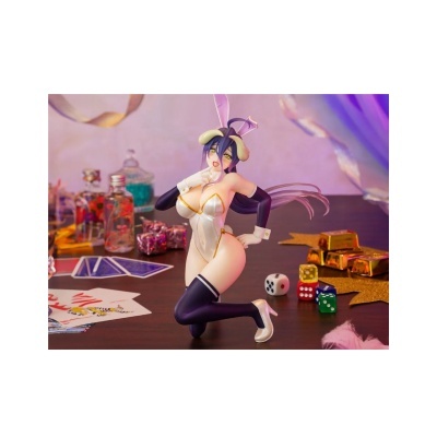 Figurina anime com fato coelhinha branco e dourado, cabelo roxo, sobre mesa com cartas, dados, barras douradas e garrafas.