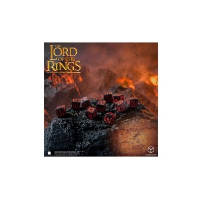 Dados de jogo de O Senhor dos Anéis sobre rocha em ambiente vulcânico com lava e chamas