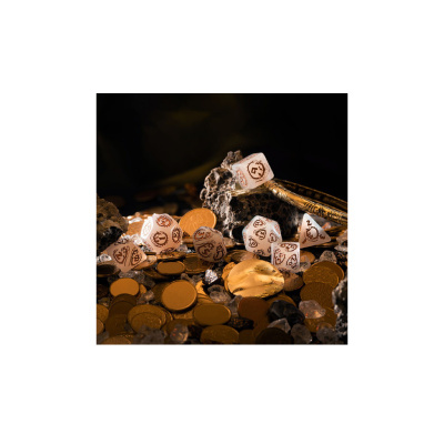 Dados translúcidos brancos com símbolos marrons sobre moedas e pedras.