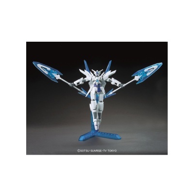 Figura de ação robótica branca e azul com armas e suporte azul.