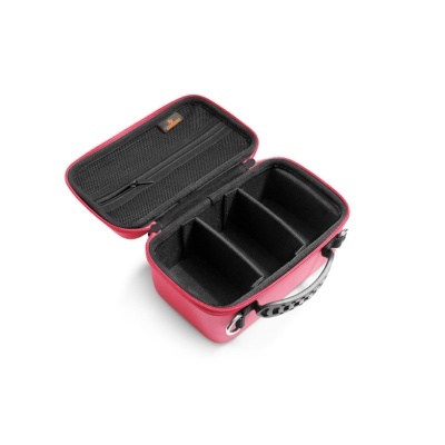 Mala de transporte vermelha com vários compartimentos internos