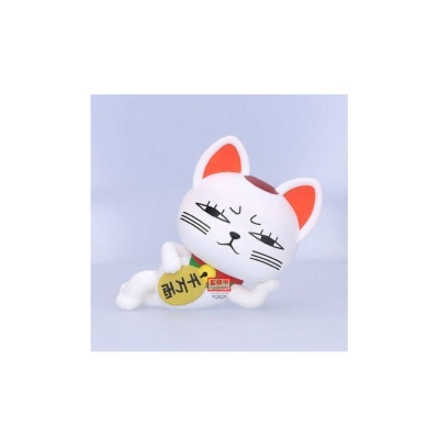 Figura decorativa de gato branco com orelhas laranja e placa amarela com caracteres